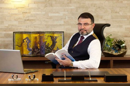 Arkasında Pis Kokuların Yükseldiği Bir Kale