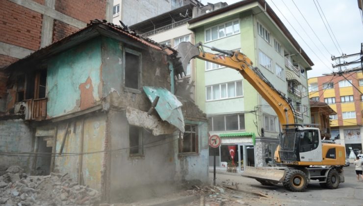 Osmangazi’de Tehlike Arz Eden Bina Yıkıldı