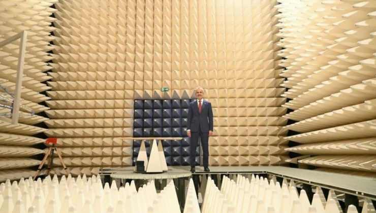 Bakan Uraloğlu Cep Telefonu Test Merkezini İnceledi