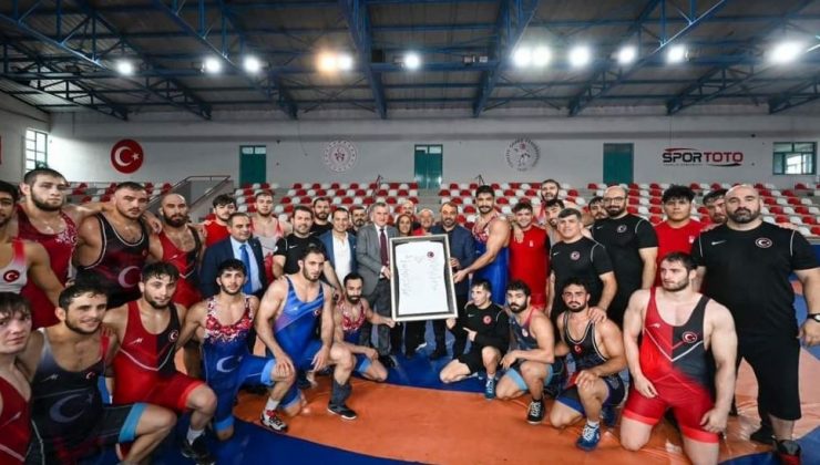 Bakan Bak’tan Güreş Milli Takımı’na Ziyaret