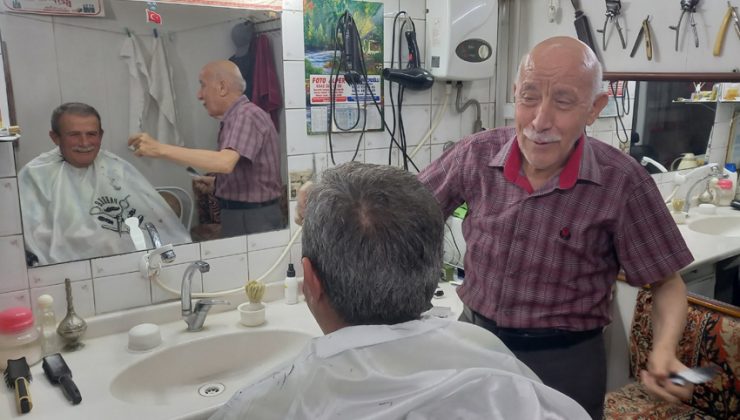 Beypazarı’nda Bu Berber, Müşterilerini Müzikle Motive Ederek Tıraş Ediyor