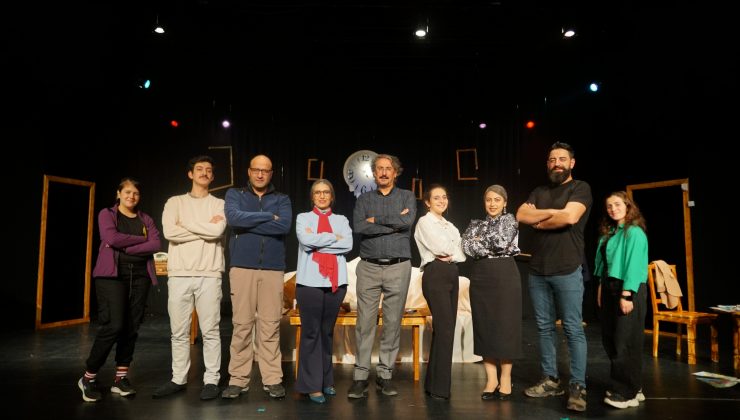 EBB ŞEHİR TİYATROSU “GEÇ KALANLAR” İLE YENİ SEZONA “PERDE” DEDİ