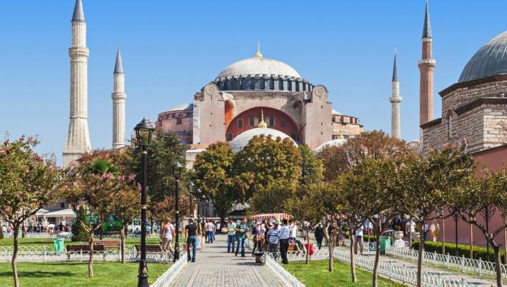 “Ayasofya Camii ülke vatandaşları için ücretli olacak”