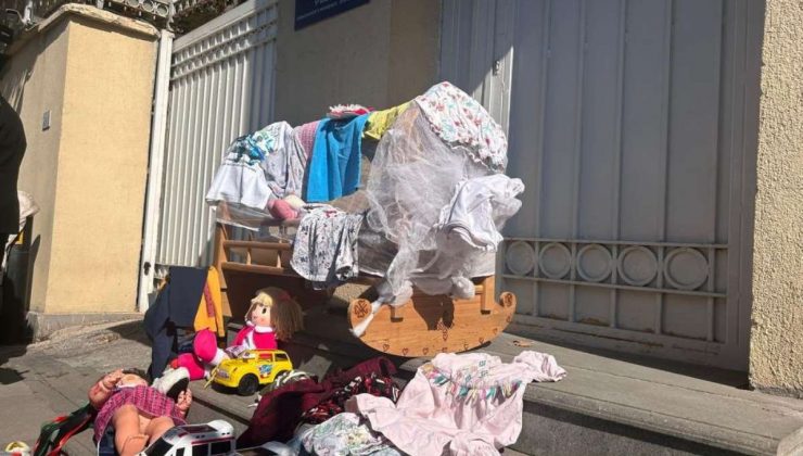 Başkentlilerden İsrail’e tepki: Büyükelçiliğin önüne oyuncak bırakıldı