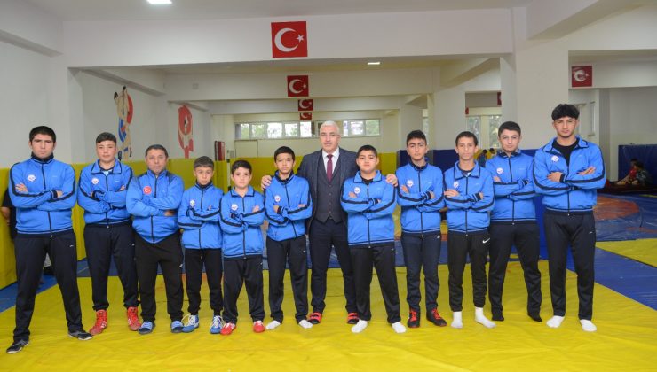 Sivaslı Güreşçiler Polonya Yolunda