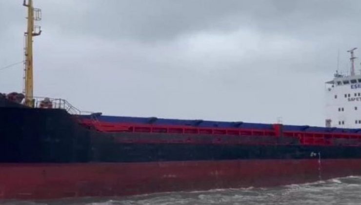 Artvin Hopa’da yük gemisi karaya oturdu