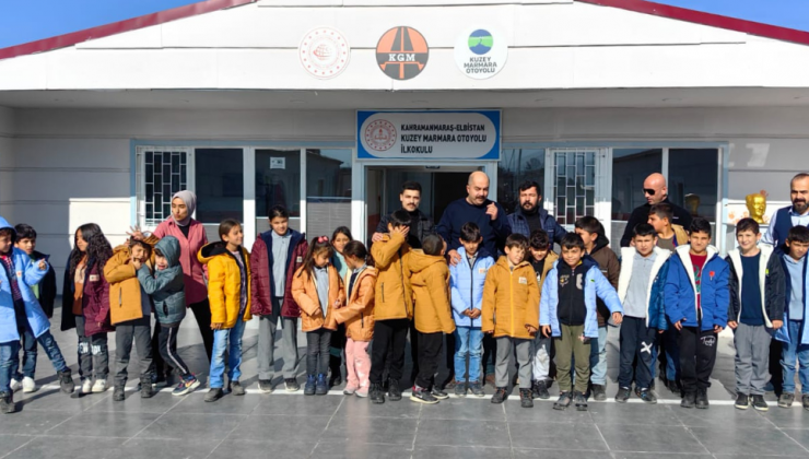 Sivas Ülkü Ocakları’ndan depremzede öğrencilere yardım