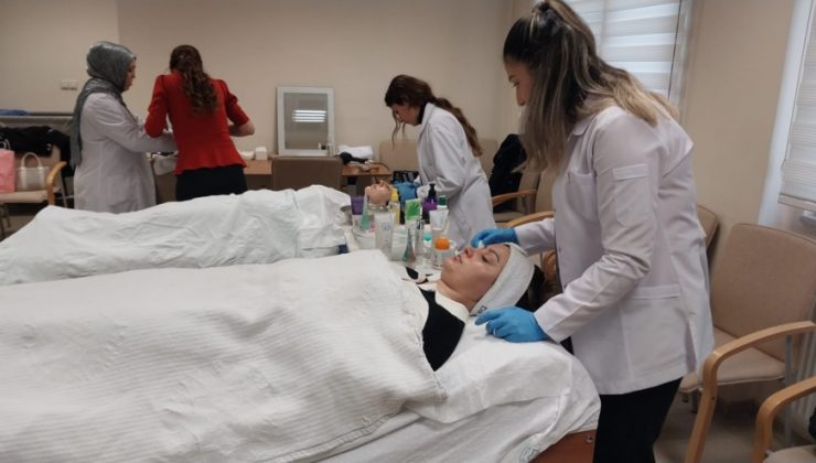 Palyatif bakım merkezinde hastalara gönüllü dokunuşlar