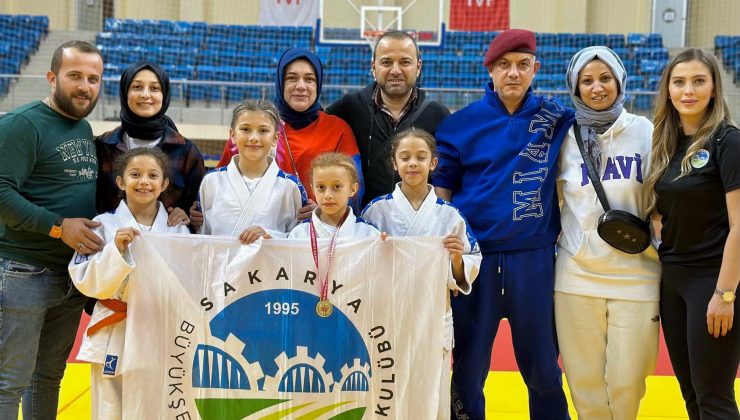 Sakarya Büyükşehir Belediyesi sporcusu minderden şampiyon olarak ayrıldı