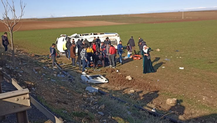 Çınar’da minibüs devrildi