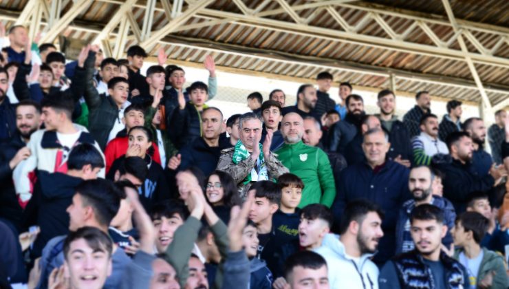 Bingöl Emniyet Müdürü Orhan taraftarlarla maç izledi