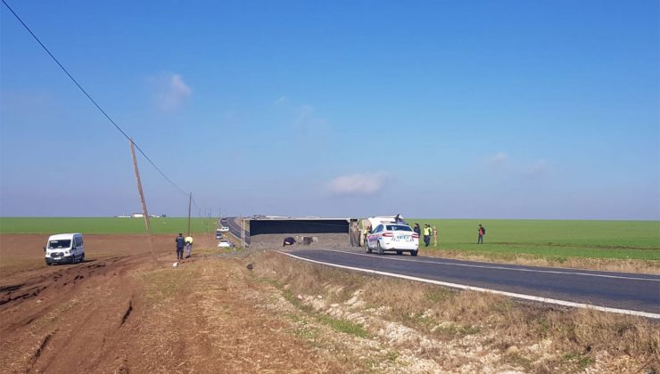 Hani yolunda devrilen kamyon yolu çift yönlü trafiğe kapattı