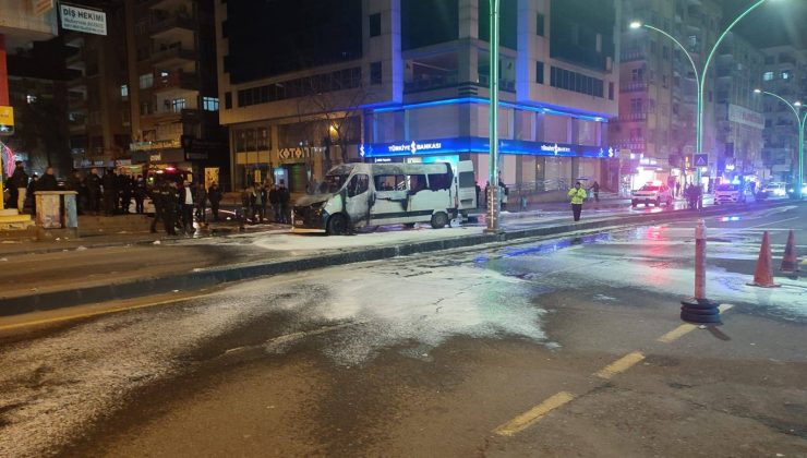 Diyarbakır’da seyir halindeki yolcu minibüsü alev aldı