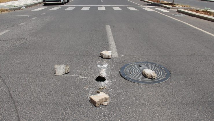 Diyarbakır’da Yolun Ortasında Oluşan Boşluk Sürücülere Tehlike Saçıyor