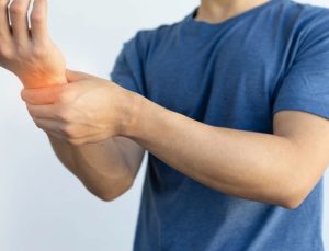 Elde Uyuşma ve Karıncalanma Hastalığın Habercisi Olabilir!