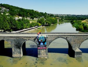 Tarihi Ongözlü Köprüye İsmail Heniyye Posteri Asıldı