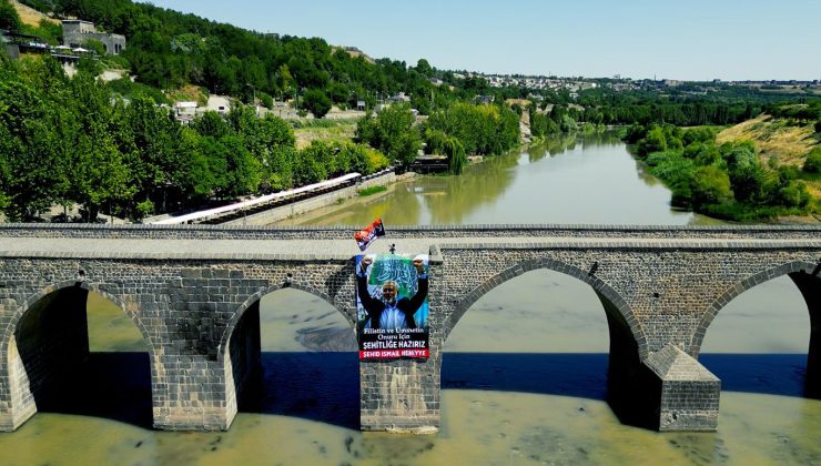 Tarihi Ongözlü Köprüye İsmail Heniyye Posteri Asıldı