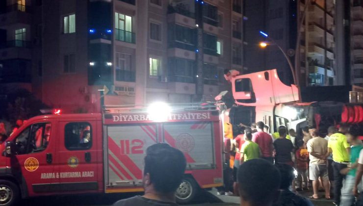 Virajı Alamayan Belediye Aracı Devrildi: 1 Yaralı