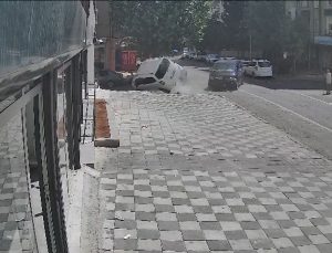 Diyarbakır’da 2 Aracın Çarpıştığı Kaza Anı Kameralara Yansıdı