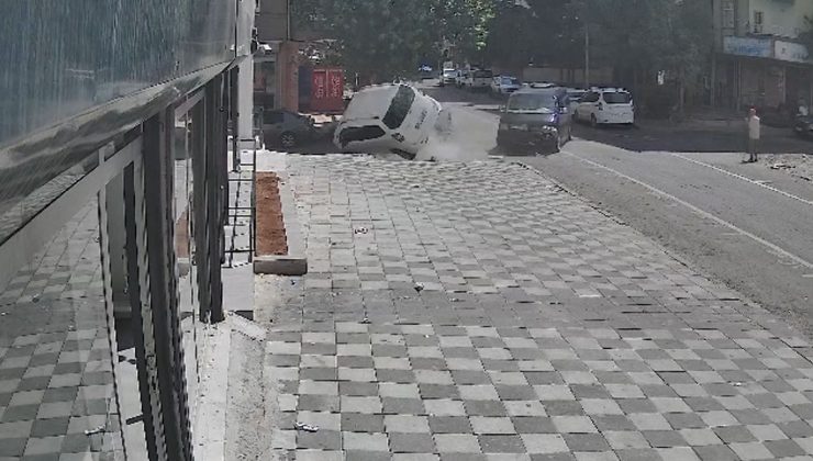 Diyarbakır’da 2 Aracın Çarpıştığı Kaza Anı Kameralara Yansıdı