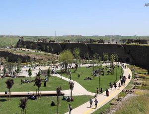 Diyarbakır Surlarından Düşen Kız Çocuğu Hayatını Kaybetti