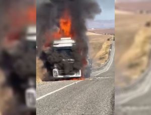 Diyarbakır’da Hurda Yüklü Tır Seyir Halindeyken Alev Alev Yandı