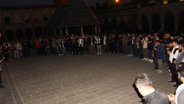 Sabah Namazında Eller Gazze ve Lübnan İçin Semaya Açıldı