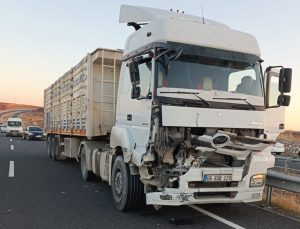Diyarbakır’da Tır ile Traktör Çarpıştı: 1 Yaralı