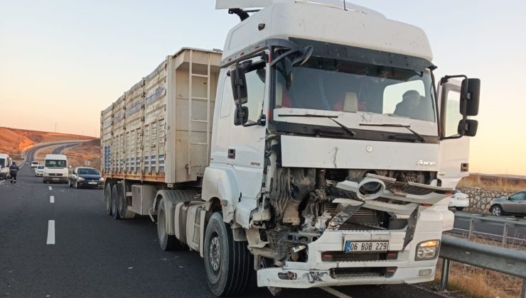 Diyarbakır’da Tır ile Traktör Çarpıştı: 1 Yaralı