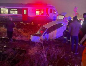 Diyarbakır’da Yolcu Treni Otomobil ile Çarpıştı: 1 Yaralı
