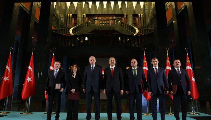 Eğil Kaymakamı Volkan Hülür’ e “Başarılı İdareci Ödülü”