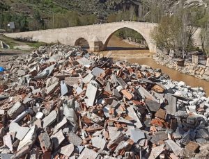 Diyarbakır’da Tarihi Köprünün İhtişamı Kayboluyor