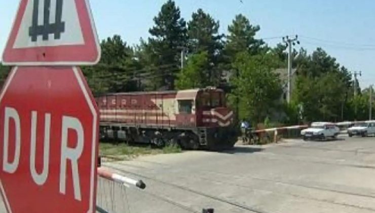 Diyarbakır’da Yük Treni, Belediye Otobüsüne Çarptı