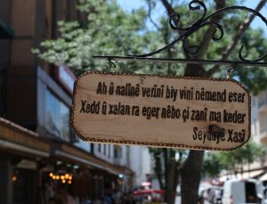 Gazi Caddesi Kürt Şairlerin Beyitleriyle Süslendi
