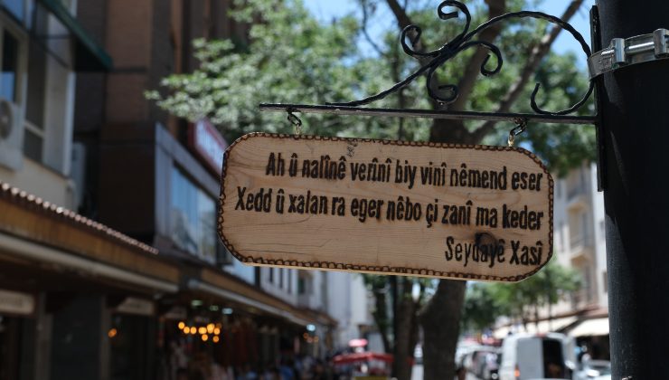 Gazi Caddesi Kürt Şairlerin Beyitleriyle Süslendi
