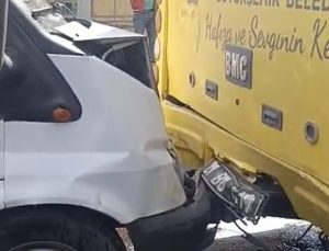 Diyarbakır’da Kamyonet, Belediye Otobüsüne Arkadan Çarptı