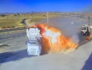 Alev Alan Saman Yüklü Kamyon Akaryakıt İstasyonuna Girdi