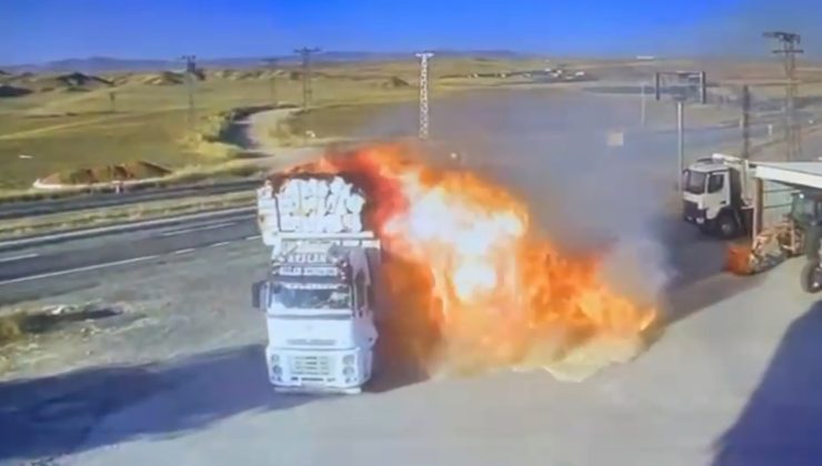 Alev Alan Saman Yüklü Kamyon Akaryakıt İstasyonuna Girdi