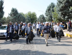 Mezarlıklarda Bayram Sonrası Temizlik Yapıldı