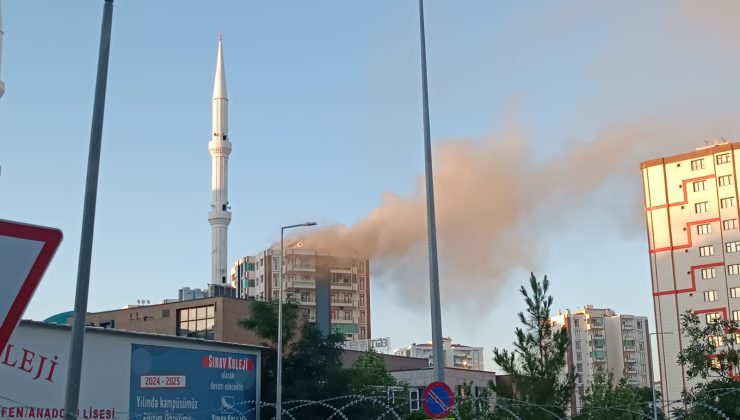 Diyarbakır’da Rojava Sitesi’nin Çatısında Korkutan Yangın