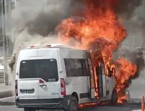 Alev Alan Şehir İçi Yolcu Aracı Paniğe Neden Oldu