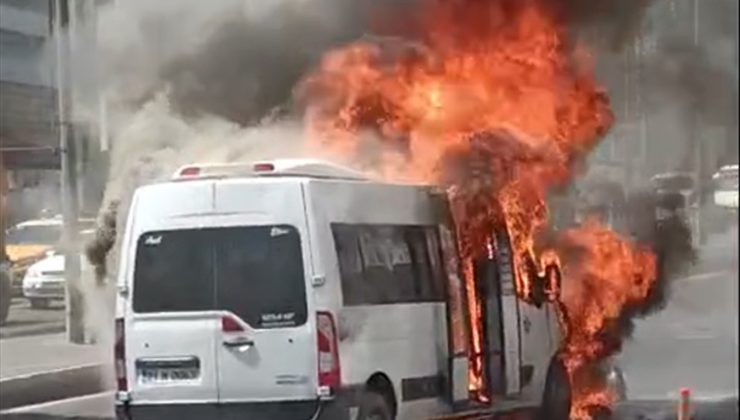 Alev Alan Şehir İçi Yolcu Aracı Paniğe Neden Oldu