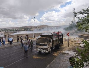 Diyarbakır’da Saman Yüklü Kamyonet Yandı