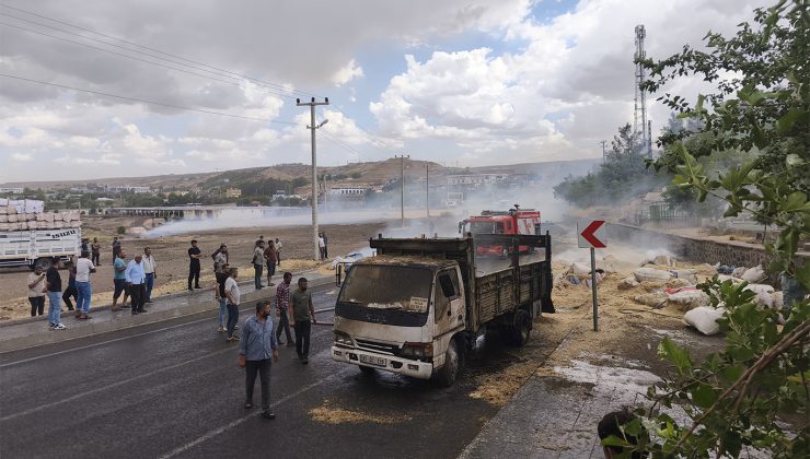 Diyarbakır’da Saman Yüklü Kamyonet Yandı