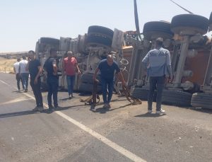 Diyarbakır’da Asfalt Yüklü Kamyon Devrildi