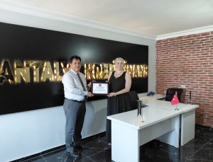 ANTALYA KREDİ FİNANS’A GURUR VESİLESİ: SELEN GÜLKOKAN’A KALİTE BELGESİ TAKDİM EDİLDİ