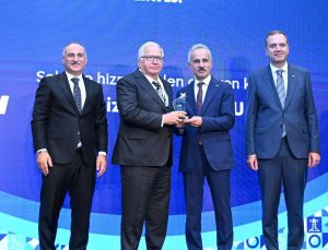 Türkiye Denizcilik zirvesinde Bakanlıktan Onur Ödülü