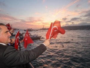 Zafer Haftası'nda anlamlı yolculuk: TCG Anadolu Gemisiyle Çanakkale'den İstanbul'a