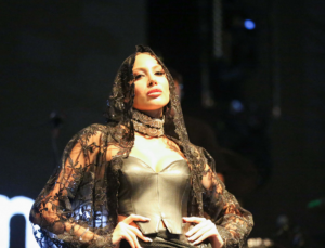 Muammer Ketenci'den Eşme'de Anadolu Kadını Defilesi