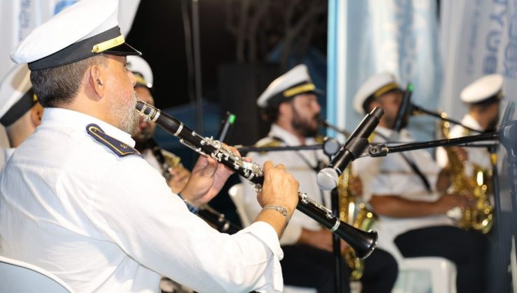 Başiskele sahilinde müzikli ve renkli bir akşam yaşandı